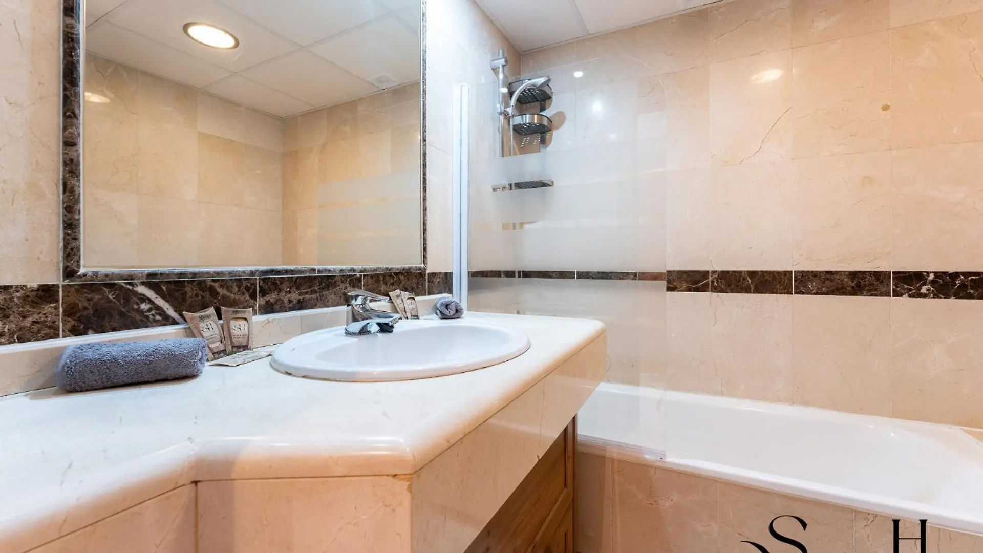Elegant 2 Bed 2 Bath Apartment, Pool, Views, Parking Benalmadena Apartment