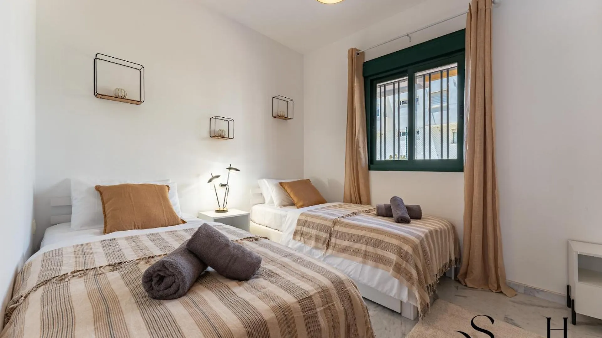 Elegant 2 Bed 2 Bath Apartment, Pool, Views, Parking Benalmadena Apartment