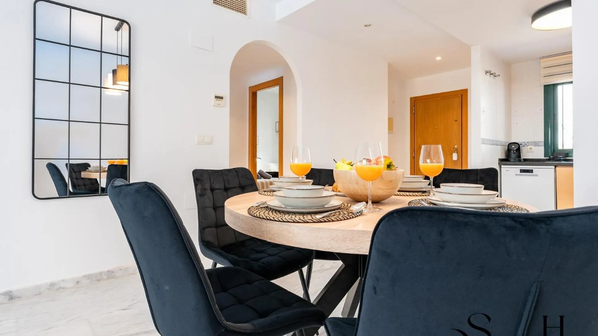 Elegant 2 Bed 2 Bath Apartment, Pool, Views, Parking Benalmadena