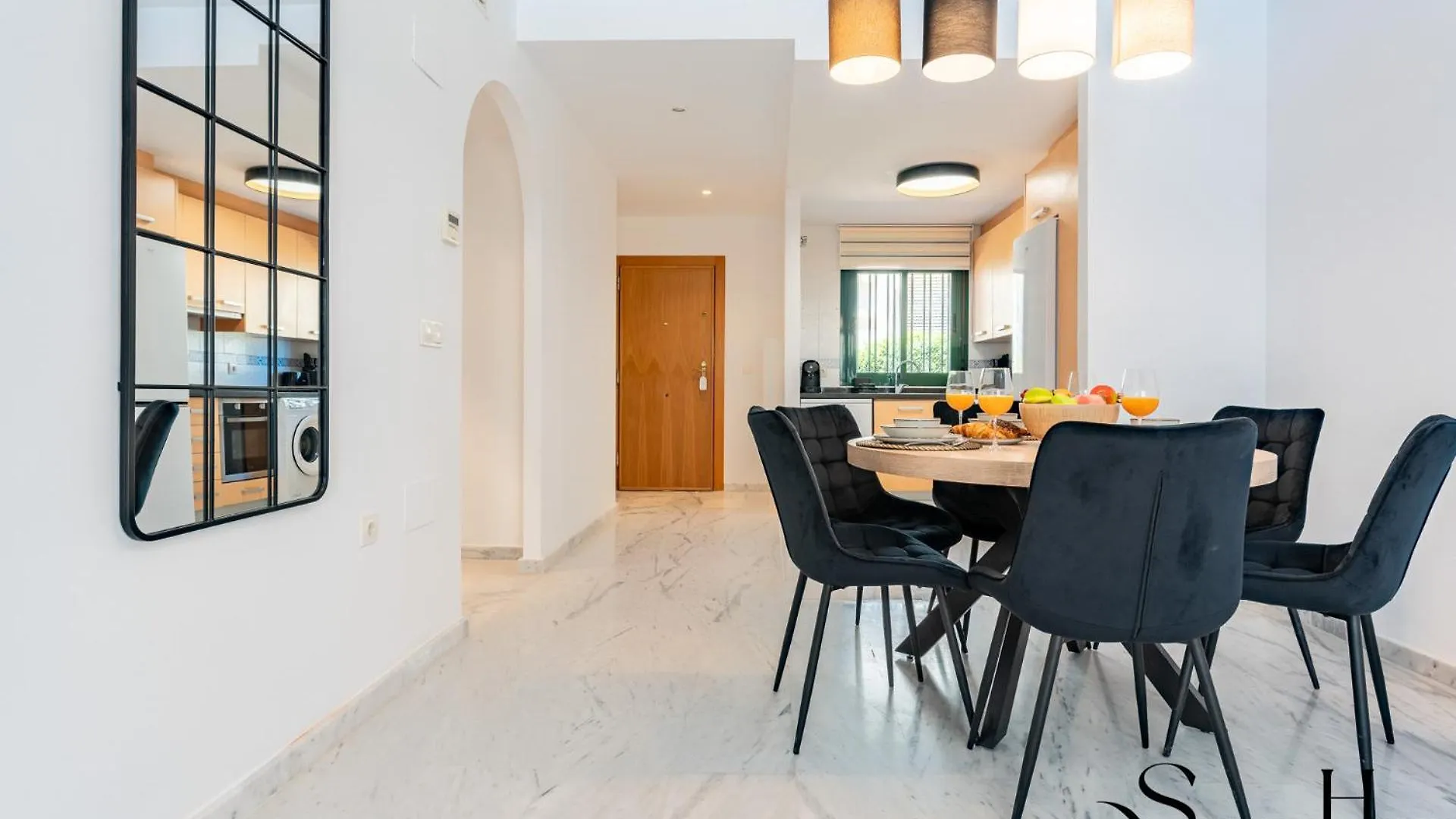 Elegant 2 Bed 2 Bath Apartment, Pool, Views, Parking 贝纳尔马德纳