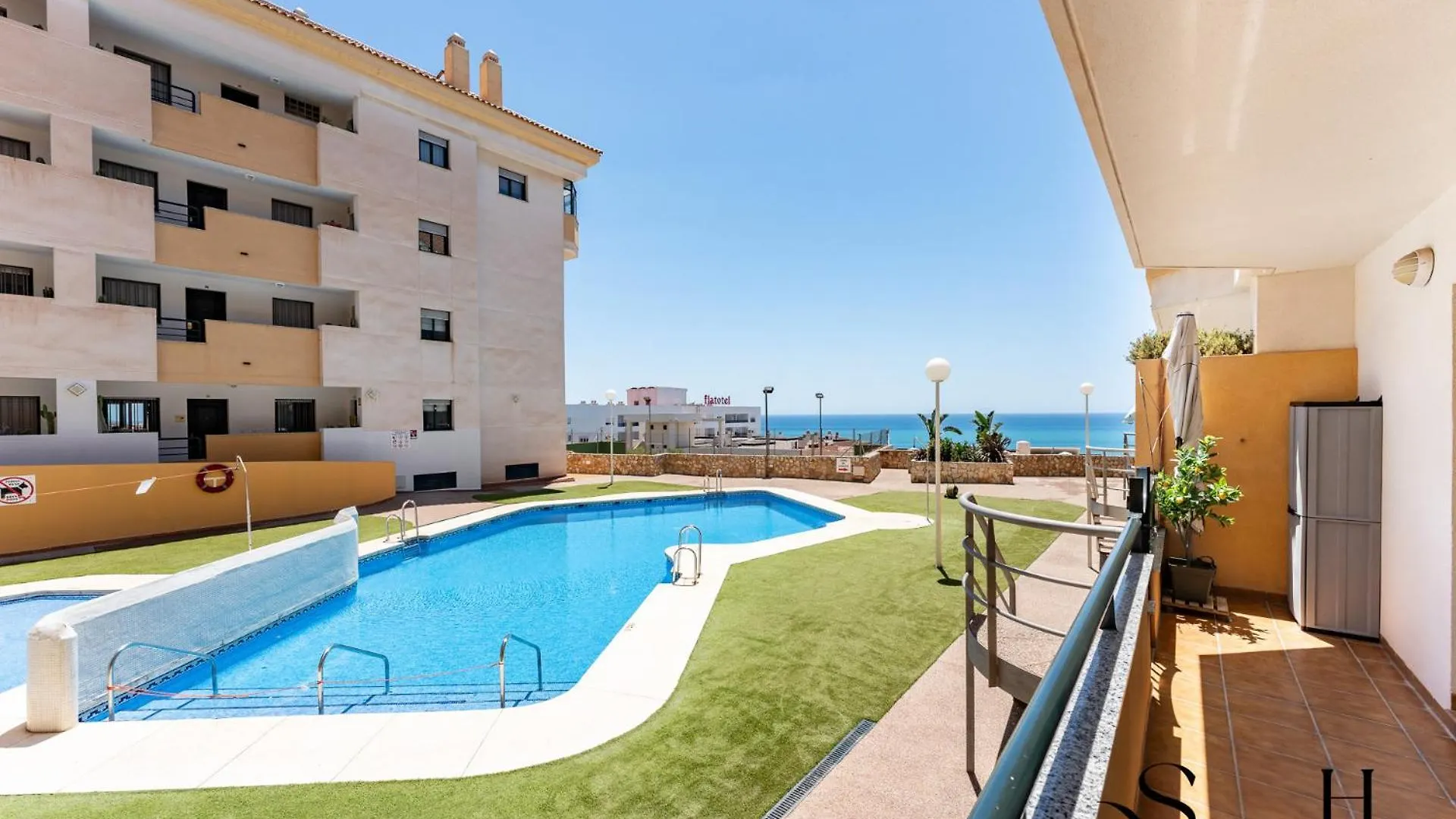 Elegant 2 Bed 2 Bath Apartment, Pool, Views, Parking 贝纳尔马德纳 0*,  西班牙