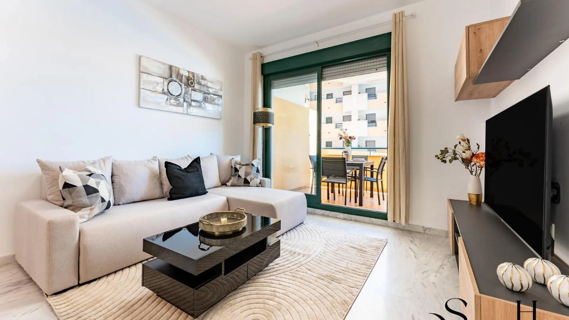 Elegant 2 Bed 2 Bath Apartment, Pool, Views, Parking 贝纳尔马德纳 公寓